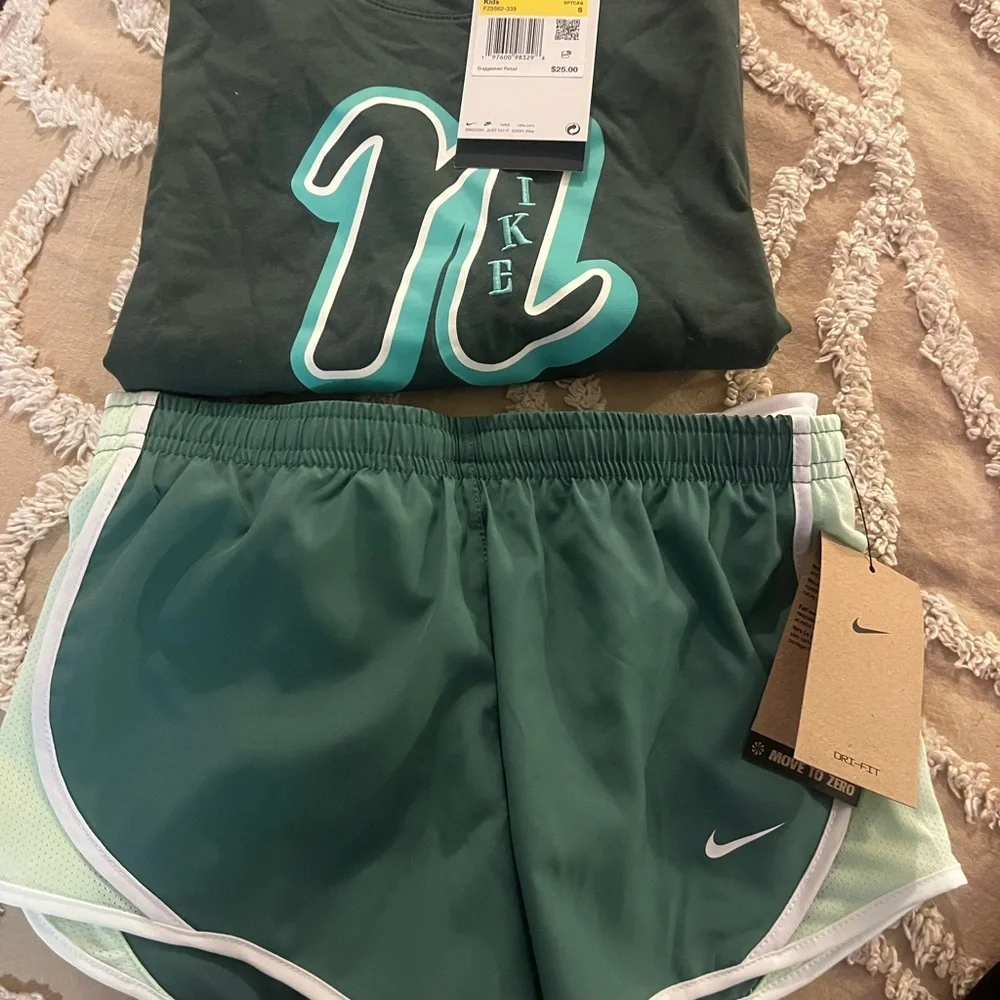 Girls Nike Set Graphic T Shirt and Shorts size Small NWT - Picture 2 of 4